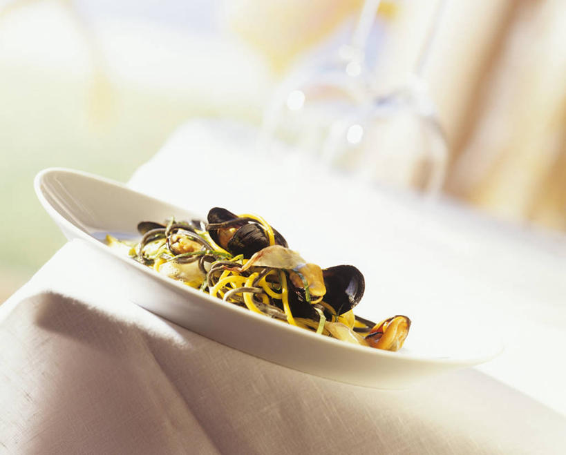 海鲜,无人,横图,俯视,室内,特写,白天,烹饪,西餐,桌面,桌子,杯子,贝壳,餐具,阴影,朦胧,模糊,反射,木制,碟子,高脚杯,盘,影子,料理,食品,红酒杯,水产,菜肴,美食,海洋生物,玻璃制品,食物,一个,盘子,酒杯,木制品,碟,西式,佳肴,单个,葡萄酒杯,水生动物,海产品,贻贝,水生物,海底动物,海虹,淡菜,壳菜,青口,玻璃杯,彩图,高角度拍摄