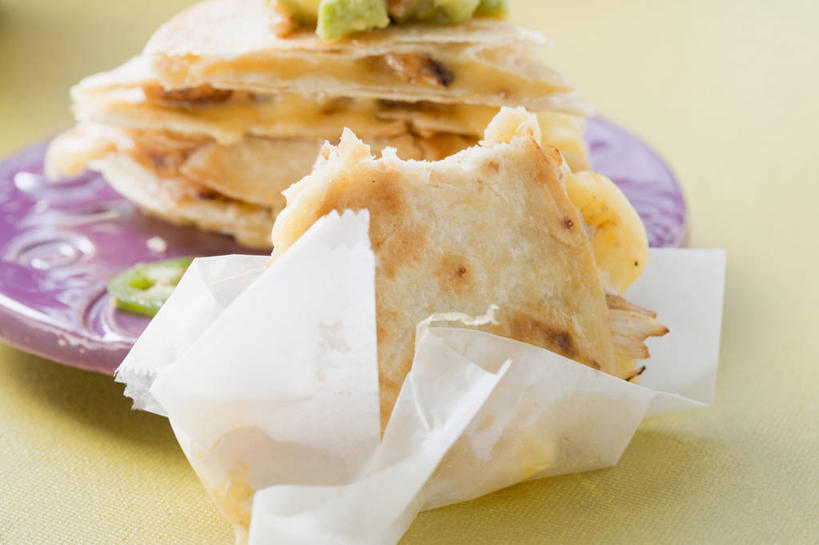 点心,煎饼,奶酪,无人,横图,俯视,室内,特写,白天,玉米,桌面,桌子,蔬菜,餐具,阴影,朦胧,模糊,新鲜,反射,木制,棒子,包装,包装纸,碟子,盘,影子,纸,玉蜀黍,鸡肉,肉,干酪,起司,食品,纸张,芝士,营养,文化,饼,小吃,肉类,食物,糕点,一个,盘子,木制品,碟,甜食,乳酪,有机食品,绿色食品,单个,苞米,包装材料,乳制品,牛皮纸,苞芦,发酵,肉食,苞谷,包谷,大蜀黍,番麦,薏米包,玉高粱,玉麦,珍珠米,彩图,高角度拍摄