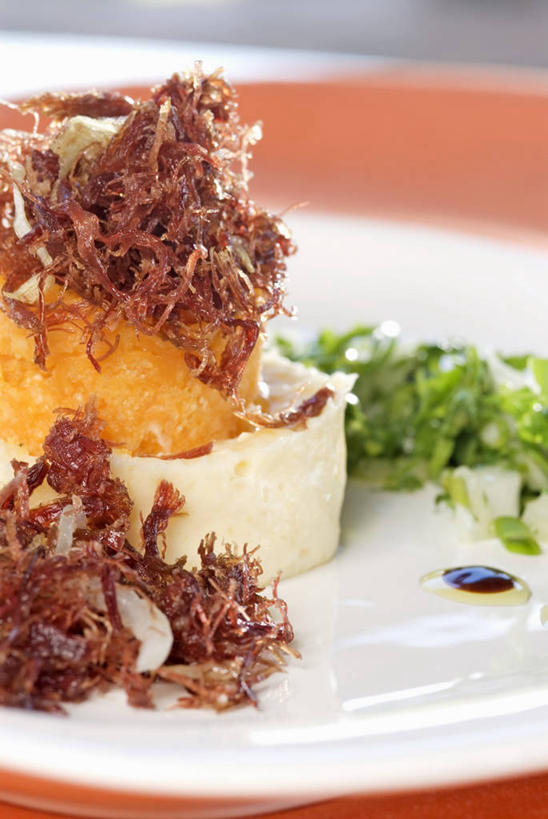 无人,竖图,俯视,室内,特写,白天,烹饪,西餐,农作物,桌面,桌子,南瓜,蔬菜,餐具,阴影,朦胧,模糊,新鲜,反射,木制,碟子,盘,影子,金瓜,肉,料理,食品,菜肴,美食,肉类,番瓜,食物,一个,盘子,木制品,碟,西式,佳肴,有机食品,绿色食品,单个,麦瓜,倭瓜,木薯,肉食,树薯,木番薯,树番薯,彩图,高角度拍摄