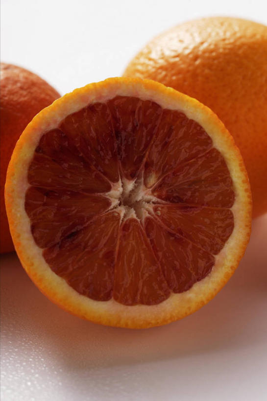 无人,竖图,俯视,室内,特写,白天,白色背景,桌面,桌子,柑橘,水果,切开,阴影,新鲜,反射,木制,影子,生食,食品,果实,食物,三个,红色,木制品,切,摄影,有机食品,绿色食品,影棚,血橙,剖面,切面,橘子,桔子,橙子,橙,彩图,高角度拍摄,影棚拍摄,拍摄