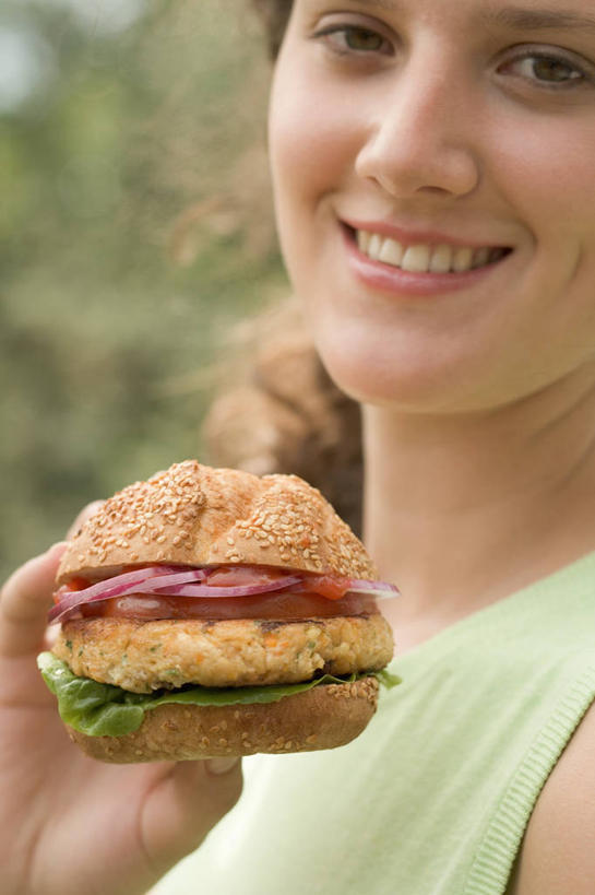 点心,面包,西方人,脸,头,脸颊,手,一个人,笑,微笑,露齿笑,竖图,室外,特写,白天,正面,烹饪,西餐,植物,餐桌,桌子,蔬菜,西红柿,欧洲,欧洲人,仅一个年轻女性,仅一个女性,仅一个人,握,服装,朦胧,模糊,新鲜,生菜,莴苣,汉堡,料理,食品,面点,拿,拿着,注视,休闲装,菜肴,美食,树,树木,食物,糕点,一个,衣服,绿色,自然,快餐,观察,看,休闲,手部,休闲服,西式,握着,服饰,佳肴,有机食品,绿色食品,生长,单个,成长,餐台,观看,单手,察看,关注,西式快餐,垃圾食品,春菜,鹅仔菜,莴仔菜,千金菜,叶用莴苣,年轻女性,女人,女性,白种人,头部,脸部,脸蛋,面部,番茄,半身,彩图