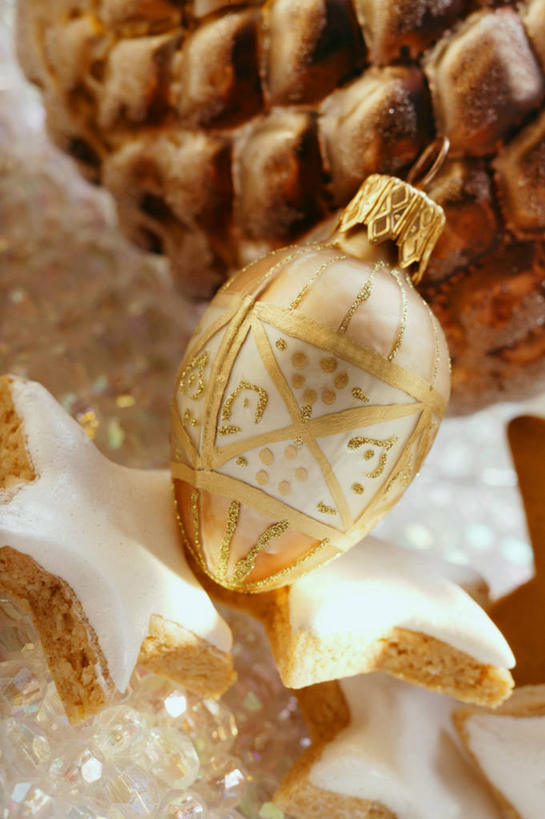 点心,无人,竖图,俯视,室内,特写,白天,桌面,桌子,圣诞节,一堆,阴影,堆叠,堆积,节日,朦胧,模糊,庆祝,装饰,反射,木制,挂饰,影子,星星,食品,圣诞球,曲奇,文化,球,食物,一个,木制品,饼干,零食,庆典,球体,星形,金色,单个,纪念,堆,华丽,修饰,点缀,五角形,曲奇饼,曲奇饼干,衬托,美观,雅致,雅观,五角星,彩图,高角度拍摄