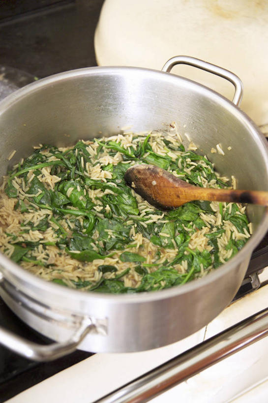 无人,竖图,俯视,室内,特写,白天,烹饪,桌面,桌子,菠菜,蔬菜,厨具,金属制品,阴影,新鲜,反射,金属,木制,锅子,影子,勺子,汤,食品,锅,食物,一个,木制品,调羹,汤匙,有机食品,绿色食品,单个,锅具,烹饪用具,烹调用具,鹦鹉菜,鼠根菜,角菜,红嘴绿鹦哥,赤根菜,菠薐菜,波斯草,烹调,彩图,高角度拍摄