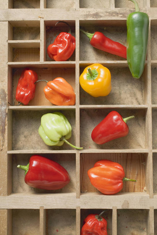 无人,竖图,俯视,室内,特写,白天,桌面,桌子,辣椒,蔬菜,阴影,新鲜,反射,木制,木盒,影子,食品,食物,红色,绿色,木制品,容器,橙色,有机食品,绿色食品,储藏,储存,彩椒,辣角,红海椒,大椒,辣虎,广椒,甜椒,柿子椒,辣子,海椒,番椒,灯笼椒,彩图,高角度拍摄,贮存