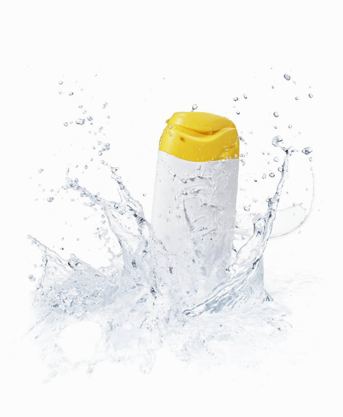 无人,竖图,俯视,室内,特写,白天,白色背景,水,护肤,阴影,飞溅,溅,反射,液体,影子,水滴,水珠,瓶子,塑料制品,日用品,洗浴用品,清洁,保养,享受,休闲,沐浴乳,塑料瓶,放松,保健,摄影,影棚,沐浴露,护肤品,喷洒,护肤用品,舒缓,养颜,去污,紧肤,嫩肤,洗涤,彩图,高角度拍摄,影棚拍摄,拍摄