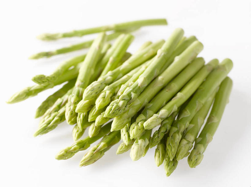 无人,横图,俯视,室内,特写,白天,白色背景,餐桌,桌子,芦笋,蔬菜,一堆,许多,阴影,堆叠,堆积,新鲜,反射,影子,食品,食物,绿色,摄影,有机食品,绿色食品,影棚,餐台,堆,猪尾巴,药鸡豆子,石刁柏,蚂蚁杆,龙须菜,狼尾巴根,彩图,高角度拍摄,影棚拍摄,拍摄