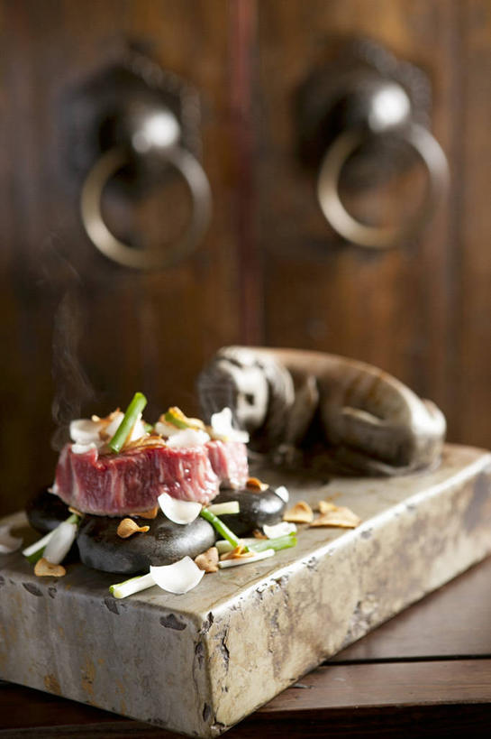 无人,竖图,俯视,室内,特写,白天,烹饪,中餐,餐桌,门,桌子,蔬菜,洋葱,阴影,朦胧,模糊,新鲜,反射,木制,影子,调味,肉,香料,佐料,牛肉,料理,食品,菜肴,美食,肉类,食物,把手,门把手,木制品,门框,中式,佳肴,有机食品,绿色食品,餐台,门把,配料,玉葱,肉食,作料,圆葱,洋葱头,球葱,葱头,拉手,彩图,高角度拍摄