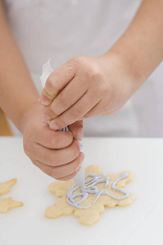 西方人,儿童,手,一个人,捏,竖图,俯视,室内,特写,白天,裙子,纯洁,餐桌,桌子,袋子,欧洲,欧洲人,双手,仅一个女性,仅一个人,制作,阴影,连衣裙,装饰,反射,裱花袋,粉末,影子,面粉,面团,捏着,粮食,加工,塑料袋,一个,小孩,白色,仅一个小孩,手部,粉,可爱,童年,童趣,单个,餐台,模具,农产品,童真,烂漫,无邪,原材料,裱花枪,裱花,粉状,天真,女孩,女人,女性,白种人,孩子,半身,彩图,高角度拍摄,女生