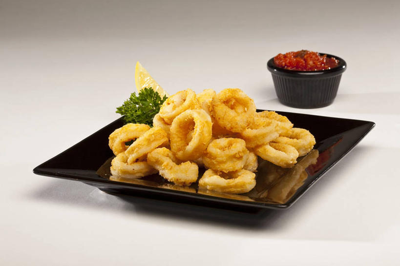 点心,无人,横图,俯视,室内,特写,白天,餐桌,桌子,鱿鱼,蔬菜,餐具,阴影,灰色背景,新鲜,反射,碟子,盘,影子,陶瓷,油炸,食品,陶瓷制品,食物,一个,黑色,盘子,容器,碟,碗,零食,摄影,有机食品,绿色食品,影棚,单个,餐台,储藏,储存,柔鱼,枪乌贼,彩图,高角度拍摄,影棚拍摄,拍摄,贮存