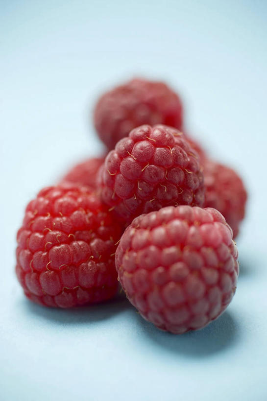 无人,竖图,俯视,室内,特写,白天,餐桌,桌子,浆果,水果,一堆,许多,阴影,堆叠,堆积,朦胧,模糊,新鲜,反射,影子,桑葚,生食,食品,果实,食物,红色,覆盆子,摄影,有机食品,绿色食品,影棚,餐台,堆,彩图,高角度拍摄,影棚拍摄,拍摄