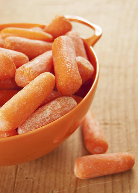 无人,竖图,俯视,室内,特写,白天,餐桌,桌子,萝卜,胡萝卜,蔬菜,一堆,许多,阴影,堆叠,堆积,新鲜,反射,木制,影子,陶瓷,食品,陶瓷制品,食物,木制品,容器,碗,橙色,摄影,有机食品,绿色食品,影棚,餐台,储藏,堆,储存,红萝卜,甘荀,彩图,高角度拍摄,影棚拍摄,拍摄,贮存