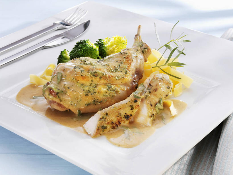 面食,面条,意大利面,无人,横图,俯视,室内,特写,白天,西餐,餐桌,桌子,蔬菜,餐具,阴影,新鲜,反射,叉子,刀叉,刀子,碟子,盘,影子,花菜,花椰菜,西兰花,调料,酱料,酱汁,面,肉,佐料,料理,食品,调味品,调味料,酱,肉类,食物,白色,盘子,碟,西式,摄影,有机食品,绿色食品,影棚,餐台,椰菜花,餐刀,肉食,餐叉,甘蓝花,进餐用具,彩图,高角度拍摄,影棚拍摄,拍摄