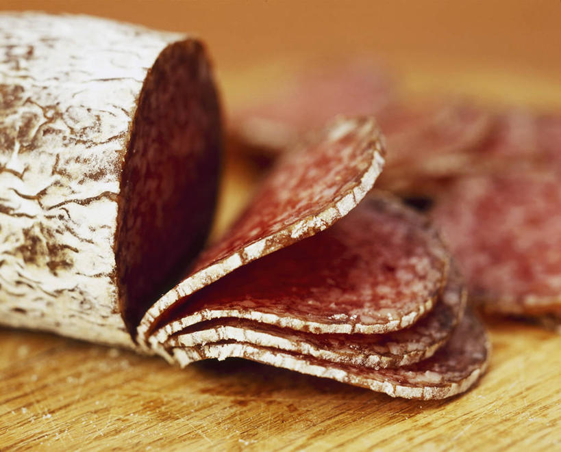 无人,横图,俯视,室内,特写,白天,餐桌,桌子,许多,切开,阴影,朦胧,模糊,反射,木制,影子,肉,香肠,腊肠,肉类,木制品,切,摄影,影棚,餐台,剖面,肉食,切面,彩图,高角度拍摄,影棚拍摄,拍摄