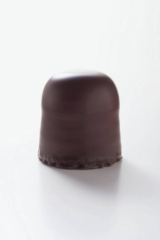 无人,竖图,俯视,室内,特写,白天,白色背景,餐桌,桌子,阴影,反射,影子,食品,糖,糖果,甜点,甜品,褐色,食物,一个,甜食,巧克力,摄影,影棚,单个,餐台,朱古力,胡葵,戎葵,蜀葵,卫足葵,一丈红,彩图,高角度拍摄,影棚拍摄,拍摄