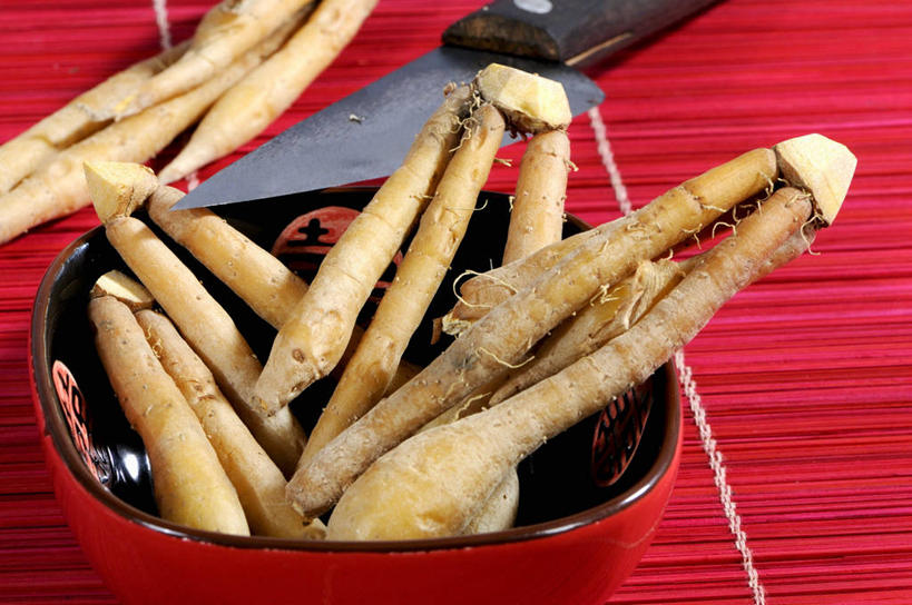 无人,横图,俯视,室内,特写,白天,植物,餐桌,桌子,金属制品,一把,阴影,反射,金属,工具,席子,影子,陶瓷,草药,药草,刀具,陶瓷制品,中药,一个,红色,容器,碗,刀,摄影,影棚,单个,餐台,储藏,储存,菜刀,药材,中草药,高良姜,中药材,本草,切菜刀,风姜,枫姜,高凉姜,良姜,蛮姜,小良姜,彩图,高角度拍摄,影棚拍摄,拍摄,贮存