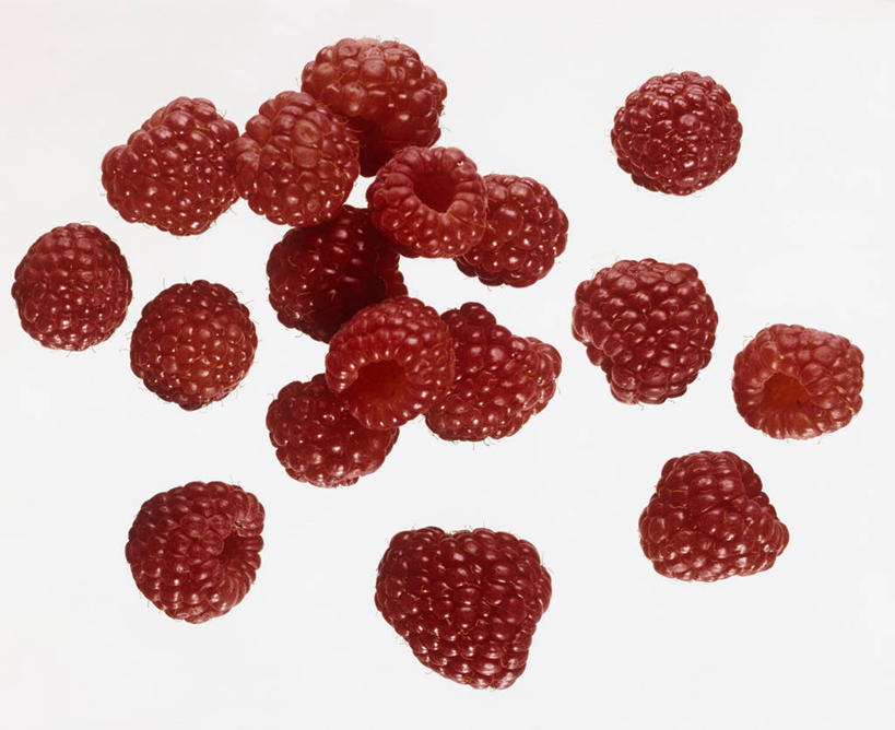 无人,横图,俯视,室内,特写,白天,白色背景,餐桌,桌子,浆果,水果,一堆,许多,阴影,堆叠,堆积,新鲜,反射,影子,桑葚,生食,食品,果实,食物,红色,覆盆子,摄影,有机食品,绿色食品,影棚,餐台,堆,彩图,高角度拍摄,影棚拍摄,拍摄