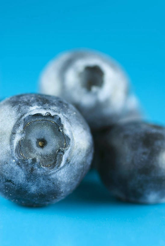 无人,竖图,俯视,室内,特写,白天,餐桌,桌子,浆果,蓝莓,水果,一堆,阴影,堆叠,堆积,蓝色背景,朦胧,模糊,新鲜,反射,影子,生食,食品,果实,食物,三个,摄影,有机食品,绿色食品,影棚,餐台,堆,山都柿,蓝浆果,蓝靛果,彩图,高角度拍摄,影棚拍摄,拍摄