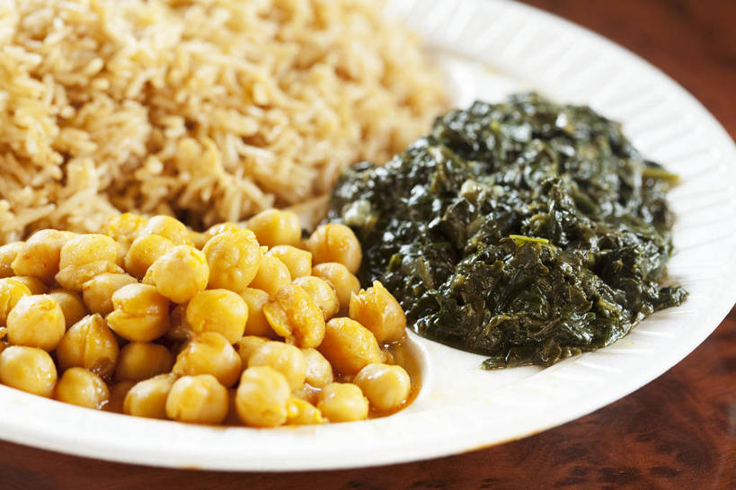 无人,横图,俯视,室内,特写,白天,桌面,桌子,菠菜,蔬菜,餐具,阴影,朦胧,模糊,新鲜,反射,木制,碟子,盘,影子,豆类,食品,食物,一个,盘子,木制品,碟,摄影,有机食品,绿色食品,影棚,单个,鹰嘴豆,回鹘豆,桃豆,鸡豆,诺胡提,鹦鹉菜,鼠根菜,角菜,红嘴绿鹦哥,赤根菜,菠薐菜,波斯草,彩图,高角度拍摄,影棚拍摄,拍摄