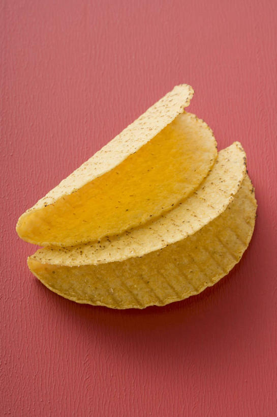 点心,无人,竖图,俯视,室内,特写,白天,桌面,桌子,阴影,红色背景,反射,木制,影子,食品,文化,饼,小吃,食物,糕点,两个,黄色,木制品,甜食,摄影,影棚,玉米饼,彩图,高角度拍摄,影棚拍摄,拍摄