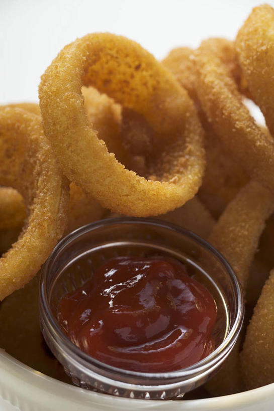 无人,竖图,俯视,室内,特写,白天,白色背景,烹饪,西餐,桌面,桌子,玻璃,一堆,许多,阴影,堆叠,堆积,反射,木制,影子,调料,酱料,酱汁,茄汁,佐料,料理,食品,调味品,调味料,番茄酱,洋葱圈,酱,菜肴,美食,玻璃制品,食物,一个,木制品,容器,碗,快餐,西式,摄影,佳肴,影棚,单个,储藏,堆,储存,西式快餐,垃圾食品,彩图,高角度拍摄,影棚拍摄,拍摄,贮存