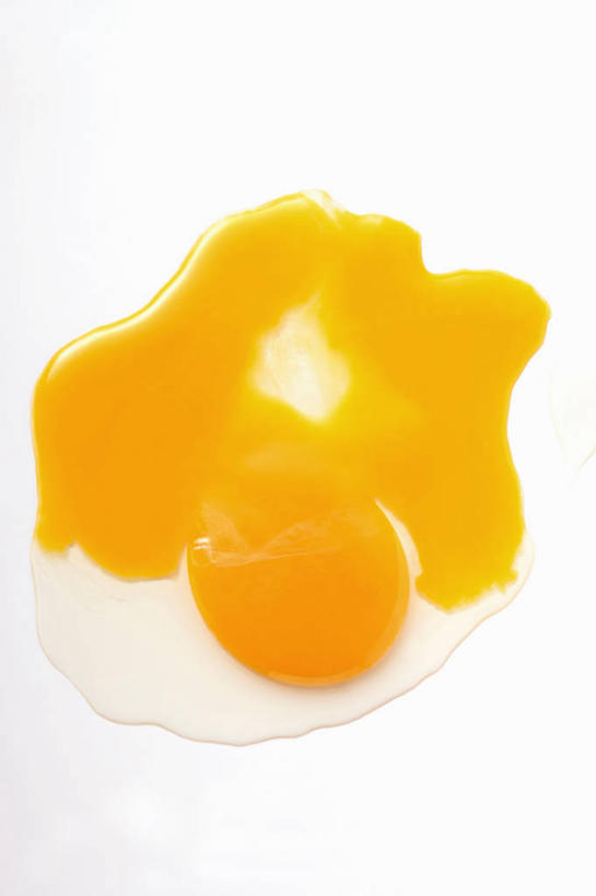 无人,竖图,俯视,室内,特写,白天,白色背景,桌面,桌子,阴影,反射,纹路,木制,纹理,影子,蛋,蛋白,蛋黄,鸡蛋,破坏,一个,木制品,摄影,影棚,单个,损坏,毁坏,肌理,卵,彩图,高角度拍摄,影棚拍摄,拍摄