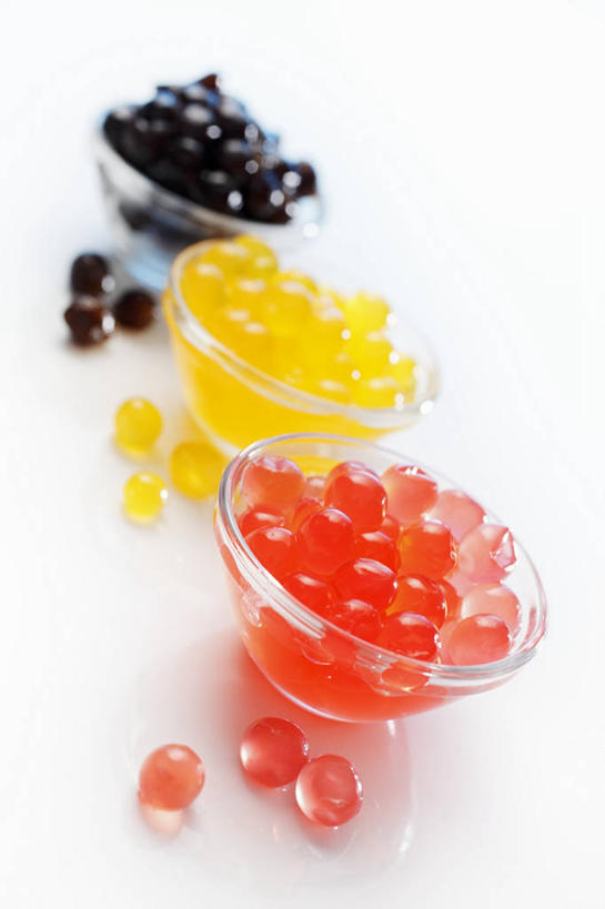 无人,竖图,俯视,室内,特写,白天,白色背景,餐桌,桌子,玻璃,一堆,一排,许多,阴影,堆叠,堆积,整齐,反射,粉末,影子,调料,食品,糖,糖果,甜点,甜品,调味品,软糖,很多,调味料,玻璃制品,食物,排列,三个,黄色,红色,黑色,容器,碗,甜食,粉,摄影,影棚,餐台,储藏,堆,储存,队列,淀粉,粉状,芡粉,团粉,彩图,高角度拍摄,影棚拍摄,拍摄,贮存