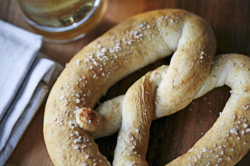 点心,无人,横图,俯视,室内,特写,白天,餐桌,桌子,阴影,朦胧,模糊,反射,影子,食品,面点,食物,糕点,一个,饼干,零食,单个,餐台,椒盐卷饼,彩图,高角度拍摄