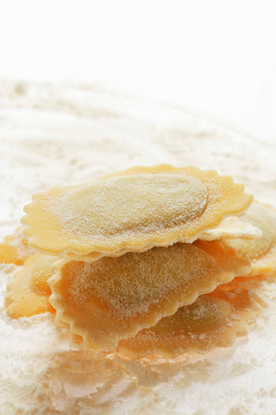 面食,面条,意大利面,无人,竖图,俯视,室内,特写,白天,西餐,桌面,桌子,一堆,阴影,堆叠,堆积,朦胧,模糊,反射,木制,影子,面,料理,食品,食物,两个,木制品,西式,堆,意大利馄饨,彩图,高角度拍摄