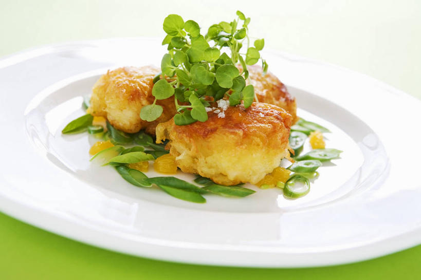 海鲜,无人,横图,俯视,室内,特写,白天,烹饪,西餐,桌面,桌子,蔬菜,餐具,叶子,阴影,新鲜,反射,木制,碟子,盘,影子,油炸,料理,食品,绿叶,扇贝,水产,菜肴,美食,海洋生物,食物,一个,盘子,木制品,碟,嫩叶,西式,摄影,佳肴,有机食品,绿色食品,影棚,单个,海扇,水生动物,海产品,水生物,海底动物,豆瓣菜,水蔊菜,水田芥菜,水茼蒿,西洋菜,叶,叶片,彩图,高角度拍摄,影棚拍摄,拍摄