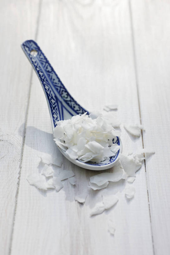 无人,竖图,俯视,室内,特写,白天,桌面,桌子,椰子,水果,阴影,新鲜,反射,木制,影子,勺子,生食,食品,果实,食物,一个,木制品,调羹,汤匙,有机食品,绿色食品,单个,大椰,胥余,椰瓢,越王头,彩图,高角度拍摄