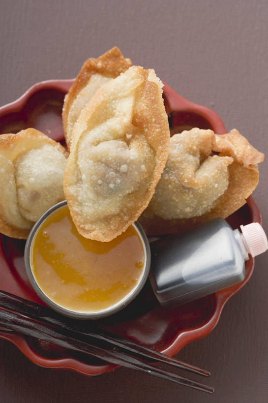 点心,馄饨,面食,无人,竖图,俯视,室内,特写,白天,筷子,桌面,桌子,餐具,一双,阴影,反射,木制,影子,陶瓷,调料,油炸,料理,食品,面点,陶瓷制品,调味品,调味料,文化,传统,酱油,美食,食物,一个,木制品,容器,碗,中式,摄影,影棚,单个,储藏,礼节,储存,礼仪,扁肉,豉油,进餐用具,彩图,高角度拍摄,影棚拍摄,拍摄,贮存