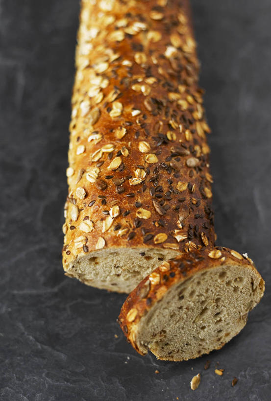 点心,面包,无人,竖图,俯视,室内,特写,白天,餐桌,桌子,切开,阴影,反射,影子,食品,坚果,面点,果实,法国面包,食物,糕点,一个,干果,切,摄影,影棚,单个,餐台,法棍,长棍面包,剖面,切面,法式长棍面包,彩图,高角度拍摄,影棚拍摄,拍摄