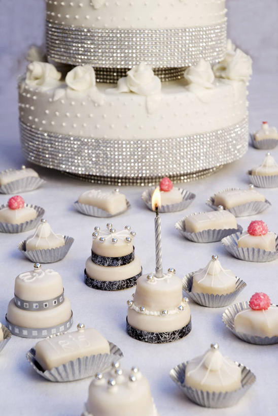 点心,无人,竖图,俯视,室内,特写,白天,餐桌,桌子,阴影,蓝色背景,装饰,反射,影子,食品,糖,糖果,甜点,甜品,婚礼蛋糕,食物,糕点,甜食,摄影,影棚,餐台,华丽,修饰,点缀,衬托,美观,雅致,雅观,糖珠,装饰糖,蛋糕台,糖果珠,彩图,高角度拍摄,影棚拍摄,拍摄,蛋糕,结婚蛋糕