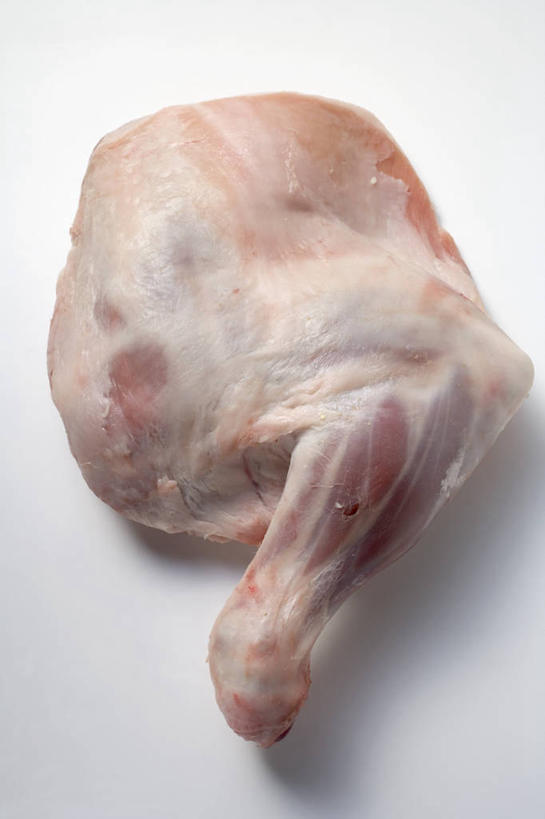 无人,竖图,俯视,室内,特写,白天,白色背景,餐桌,桌子,一块,阴影,反射,影子,肉,羊肉,肉类,摄影,影棚,餐台,肉食,彩图,高角度拍摄,影棚拍摄,拍摄