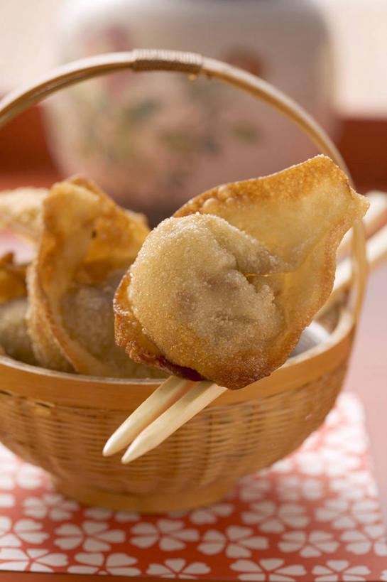 点心,馄饨,面食,无人,交叉,竖图,俯视,室内,特写,白天,桌面,桌子,竹子,餐具,阴影,竹制,朦胧,模糊,编织,反射,木制,布料,叉子,篮子,影子,料理,食品,面点,布纹,美食,桌布,食物,一个,红色,餐巾,木制品,竹篮,台布,中式,单个,竹条,交织,竹制品,餐叉,穿插,扁肉,进餐用具,彩图,高角度拍摄