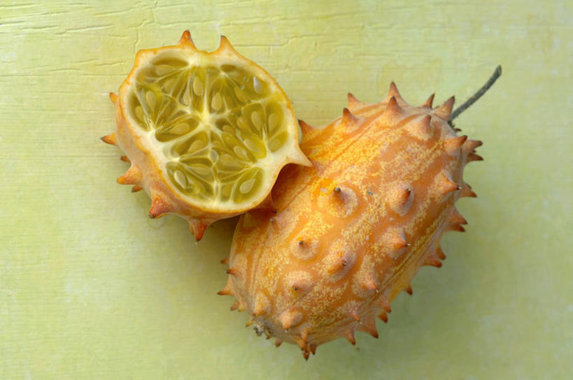 无人,横图,俯视,室内,特写,白天,水果,切开,绿色背景,阴影,新鲜,反射,影子,生食,食品,果实,刺角瓜,非洲角瓜,食物,两个,切,摄影,有机食品,绿色食品,影棚,剖面,切面,非洲黄瓜,非洲角黄瓜,彩图,高角度拍摄,影棚拍摄,拍摄