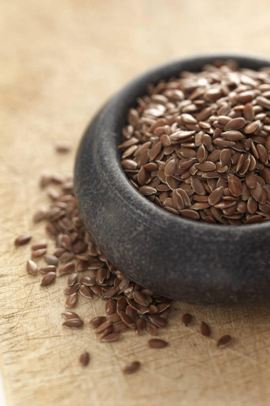 无人,竖图,俯视,室内,特写,白天,农作物,植物,餐桌,桌子,一堆,许多,阴影,堆叠,堆积,反射,影子,陶瓷,谷物,褐色,陶瓷制品,亚麻,很多,一个,容器,碗,单个,餐台,储藏,堆,储存,亚麻籽,胡麻,纤维作物,油料作物,彩图,高角度拍摄,贮存