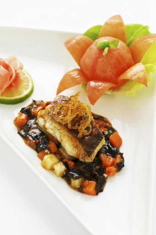 海鲜,无人,竖图,俯视,室内,特写,白天,餐桌,桌子,蔬菜,阴影,新鲜,反射,粘稠,鱼,影子,调料,肉,鱼肉,食品,糖,调味品,调味料,水产,肉类,鱼类,海洋生物,食物,海藻,有机食品,绿色食品,餐台,糖浆,海草,水生动物,海产品,水生物,肉食,黏稠,海底动物,鳕鱼,浓厚,鳘鱼,彩图,高角度拍摄