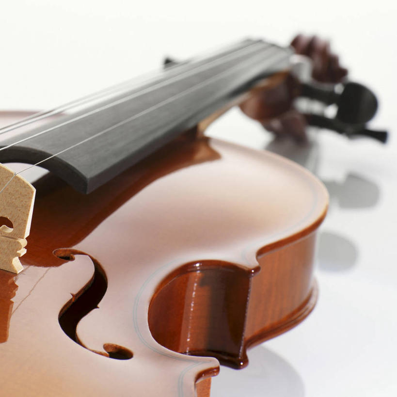 无人,方图,俯视,室内,特写,白天,桌面,桌子,静物,一把,阴影,朦胧,模糊,反射,木制,影子,乐器,弦乐器,小提琴,木制品,弓拉弦乐器,弓拉弦鸣乐器,彩图,高角度拍摄