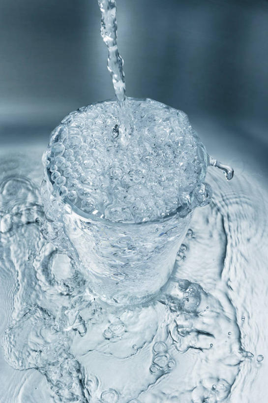 无人,竖图,俯视,室内,特写,白天,水,杯子,飞溅,朦胧,模糊,溅,液体,水滴,一杯,玻璃制品,水珠,水杯,喷洒,玻璃杯,彩图,高角度拍摄