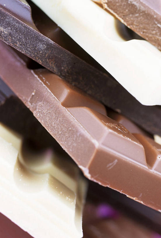 无人,竖图,俯视,室内,特写,白天,餐桌,桌子,一堆,许多,阴影,堆叠,堆积,反射,影子,食品,糖,糖果,甜点,甜品,褐色,白巧克力,食物,白色,黑色,甜食,巧克力,餐台,朱古力,黑巧克力,堆,彩图,高角度拍摄