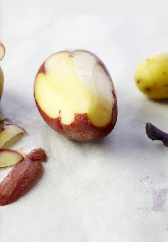 无人,竖图,俯视,室内,特写,白天,餐桌,桌子,蔬菜,土豆,阴影,新鲜,反射,影子,食品,食物,红色,有机食品,绿色食品,餐台,馍馍蛋,洋芋,山药蛋,马铃薯,彩图,高角度拍摄