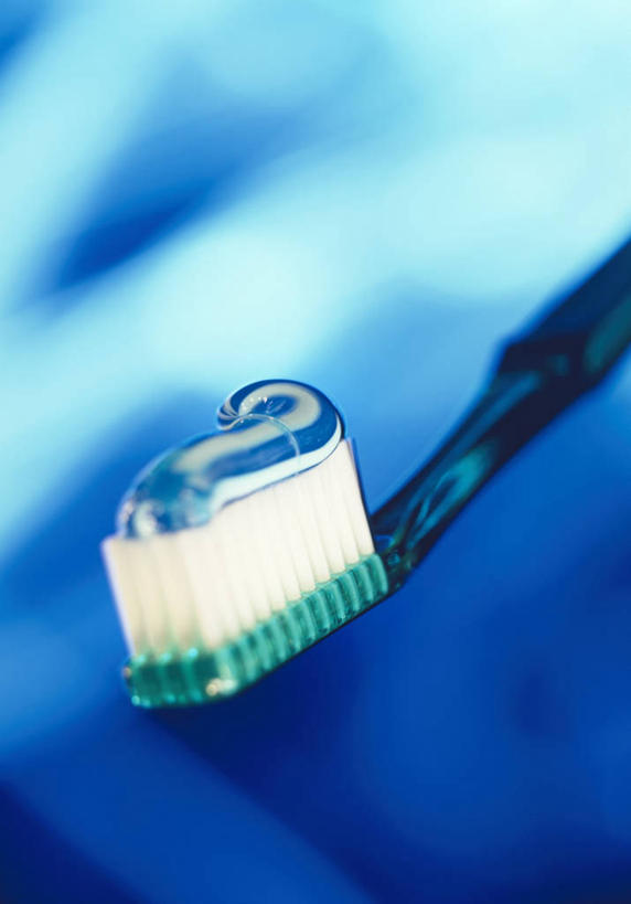 无人,竖图,俯视,室内,特写,白天,一把,阴影,蓝色背景,朦胧,模糊,反射,牙膏,牙刷,影子,日用品,清洁,洗漱用品,卫生,彩图,高角度拍摄