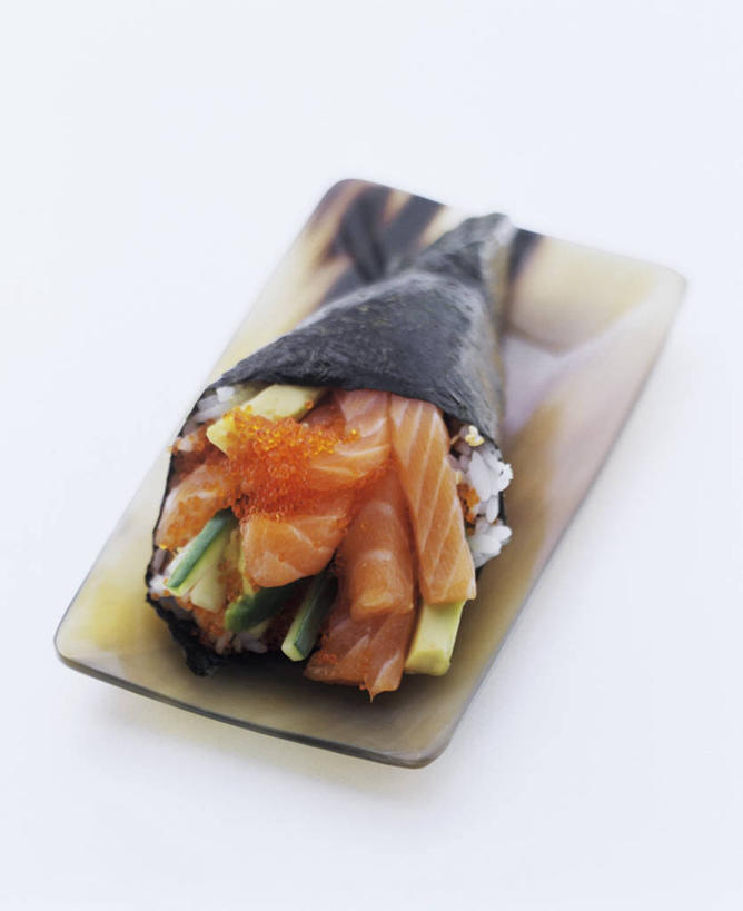 米饭,三文鱼,寿司,无人,竖图,俯视,室内,特写,白天,白色背景,烹饪,桌面,桌子,鲑鱼,餐具,阴影,反射,木制,碟子,盘,影子,日本料理,料理,食品,紫菜,饭,菜肴,美食,食物,一个,盘子,木制品,碟,日式料理,日式,摄影,佳肴,影棚,单个,大马哈鱼,五谷,醋饭,撒蒙鱼,萨门鱼,冰海之皇,鲑,马哈鱼,麻哈鱼,大麻哈鱼,四喜饭,加州卷,膜菜,索菜,坛紫菜,子菜,紫英,紫瑛,彩图,高角度拍摄,影棚拍摄,拍摄