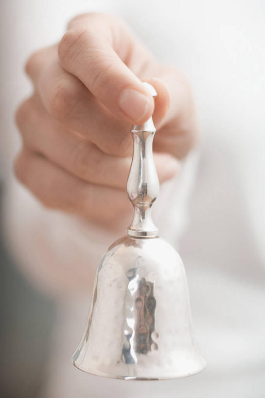 西方人,手,一个人,站,竖图,室内,特写,白天,正面,毛衣,金属制品,欧洲,欧洲人,仅一个年轻女性,仅一个女性,仅一个人,握,阴影,朦胧,模糊,装饰,反射,金属,铃铛,影子,拿,拿着,一个,白色,站着,手部,握着,单个,单手,华丽,修饰,点缀,线衫,衬托,美观,雅致,雅观,圣诞铃铛,年轻女性,女人,女性,白种人,站立,半身,彩图,绒衣,套衫,套头毛衣,线衣