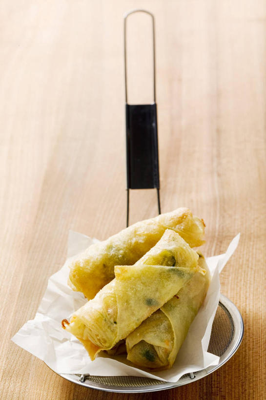 点心,无人,竖图,俯视,室内,特写,白天,桌面,桌子,金属制品,阴影,反射,金属,木制,包装,包装纸,滤器,影子,纸,勺子,料理,食品,面点,纸张,春卷,美食,食物,三个,一个,木制品,中式,单个,包装材料,牛皮纸,薄饼,漏勺,春饼,彩图,高角度拍摄