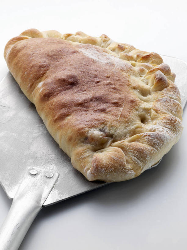 无人,竖图,俯视,室内,特写,白天,白色背景,烹饪,西餐,桌面,桌子,阴影,反射,木制,铲子,影子,料理,食品,披萨,匹萨,菜肴,美食,食物,一个,木制品,快餐,西式,摄影,佳肴,影棚,单个,比萨,西式快餐,垃圾食品,意大利薄饼,彩图,高角度拍摄,影棚拍摄,拍摄