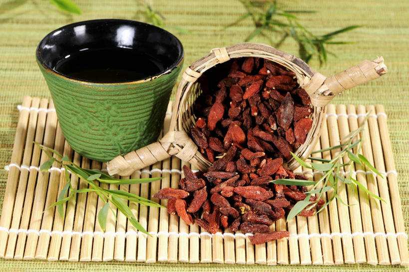 无人,交叉,横图,俯视,室内,特写,白天,植物,桌面,桌子,竹子,杯子,叶子,阴影,竹制,编织,反射,木制,篮子,影子,果实,绿叶,草药,药草,中药,一个,红色,木制品,水杯,竹篮,嫩叶,单个,竹条,枸杞子,枸杞,交织,竹制品,药材,中草药,中药材,本草,苟起子,枸杞豆,枸杞果,血杞子,穿插,叶,叶片,茶杯,彩图,高角度拍摄