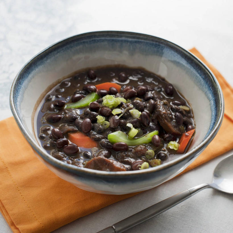 无人,方图,俯视,室内,特写,白天,植物,餐桌,桌子,豆,萝卜,胡萝卜,蔬菜,洋葱,阴影,新鲜,反射,影子,勺子,陶瓷,豆类,豆子,黑豆,食品,陶瓷制品,食物,两个,容器,调羹,汤匙,碗,有机食品,绿色食品,餐台,储藏,储存,玉葱,豆科,乌豆,乌大豆,圆葱,洋葱头,球葱,红萝卜,甘荀,葱头,彩图,高角度拍摄,贮存