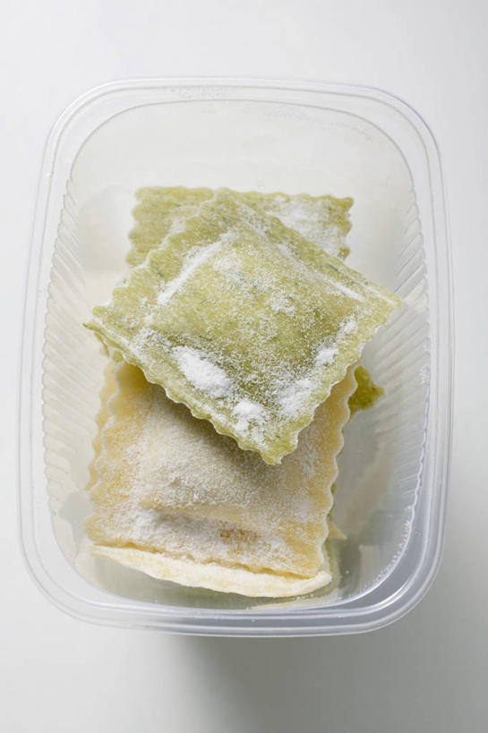 面食,面条,意大利面,无人,竖图,俯视,室内,特写,白天,白色背景,西餐,一堆,阴影,堆叠,堆积,反射,影子,塑料,面,料理,食品,盒子,食物,一个,容器,塑料制品,西式,摄影,影棚,单个,储藏,堆,储存,意大利馄饨,彩图,高角度拍摄,影棚拍摄,拍摄,贮存